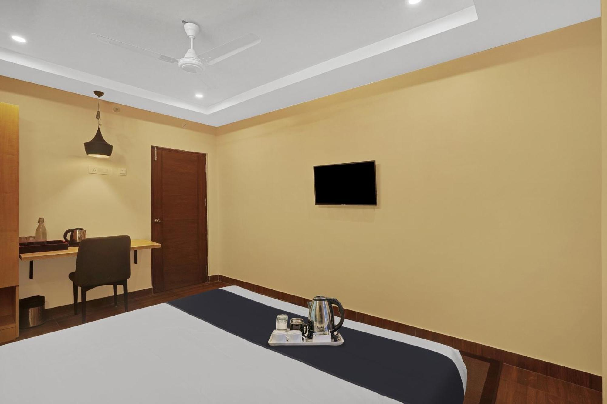 Capital O De Alphabet Kakinada Hotel Bagian luar foto