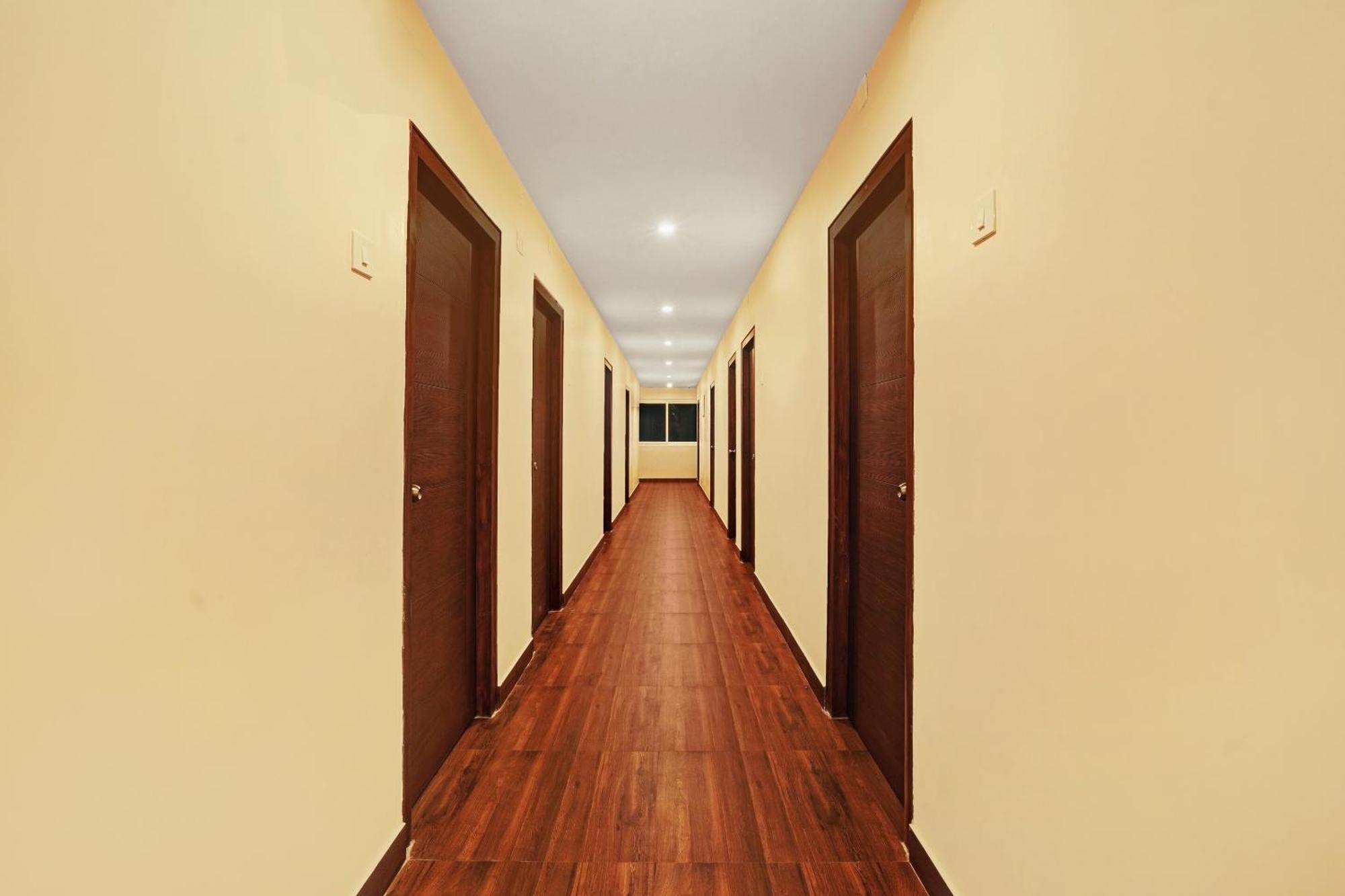 Capital O De Alphabet Kakinada Hotel Bagian luar foto