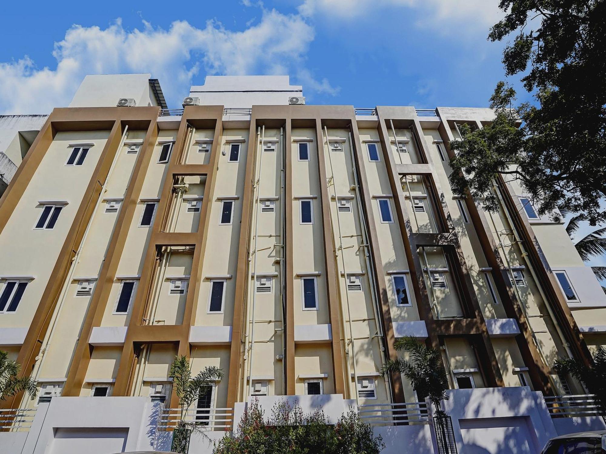 Capital O De Alphabet Kakinada Hotel Bagian luar foto